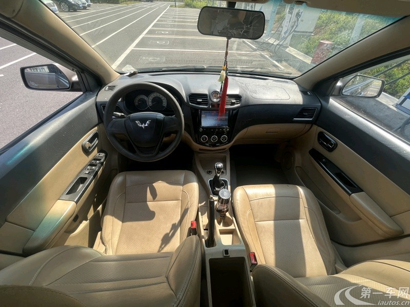 五菱宏光 S 2014款 1.5L 手动 7座 豪华型 