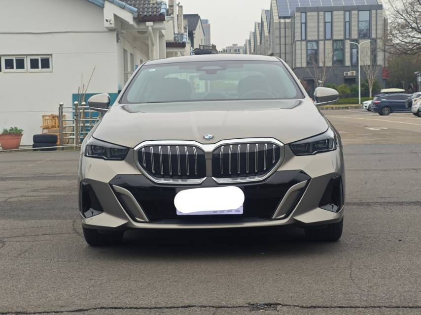 宝马5系 530Li 2024款 2.0T 自动 汽油 尊享型M运动套装 价格0万