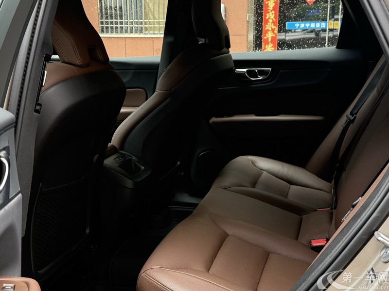 沃尔沃XC60 B5 2024款 2.0T 自动 智逸豪华版 (国Ⅵ) 
