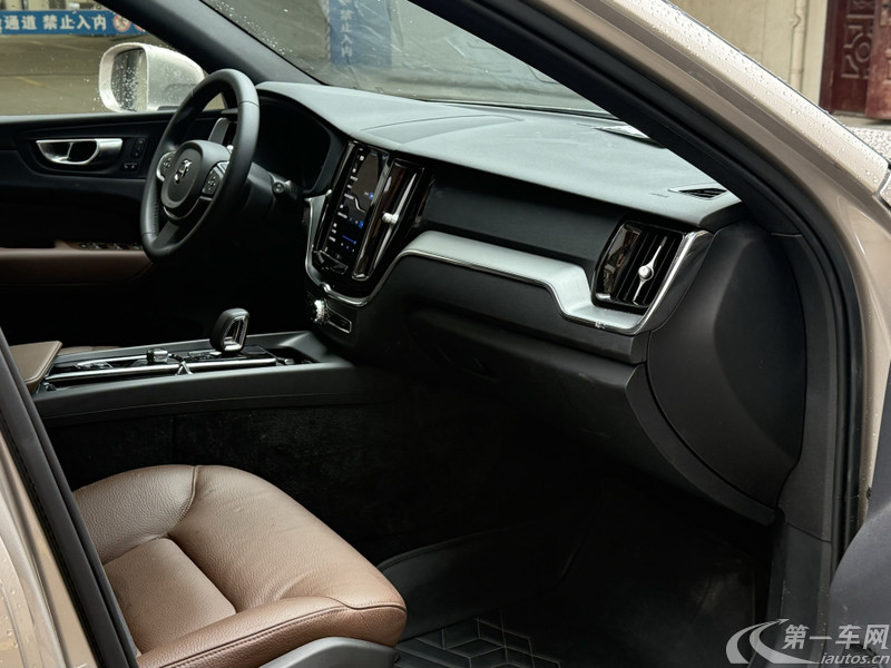 沃尔沃XC60 B5 2024款 2.0T 自动 智逸豪华版 (国Ⅵ) 