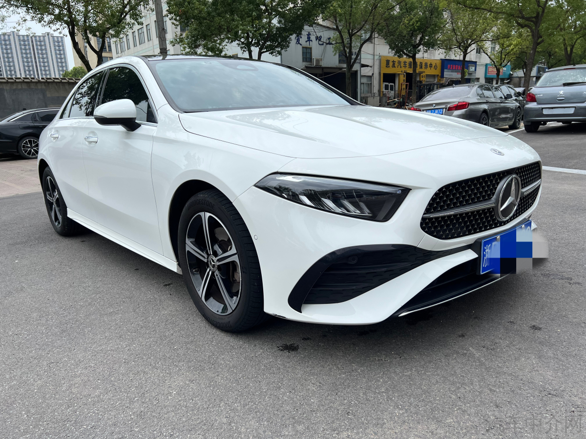 奔驰A级 A200L 2023款 1.3T 自动 动感型 价格0万 