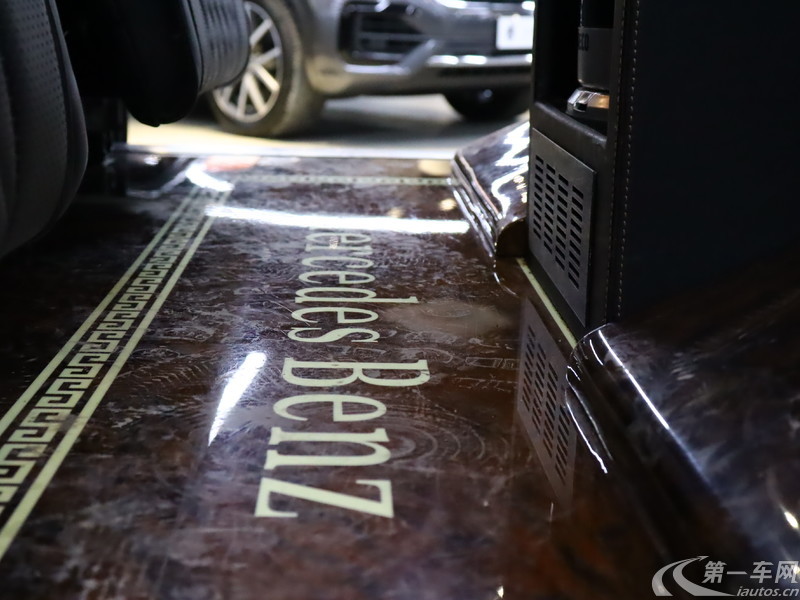 奔驰V级 2018款 2.0T 自动 V260L尊贵加长版 (国Ⅴ) 