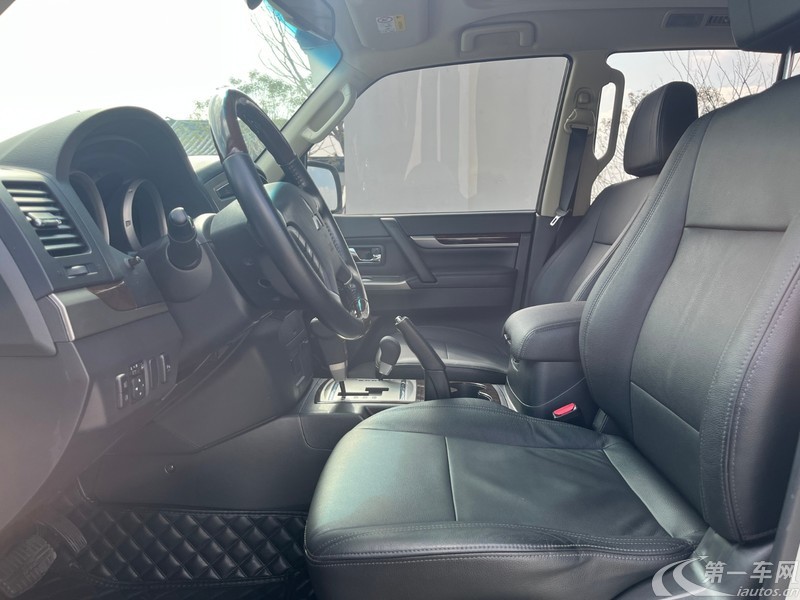 三菱帕杰罗 [进口] 2018款 3.0L 自动 四驱 舒适版 