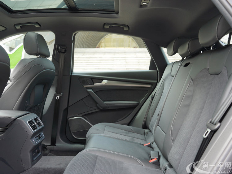 奥迪Q5L 40TFSI 2022款 2.0T 自动 改款豪华动感型 (国Ⅵ) 