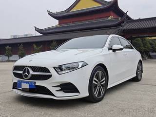 奔驰A级 A180L 1.3T 自动 运动轿车版 