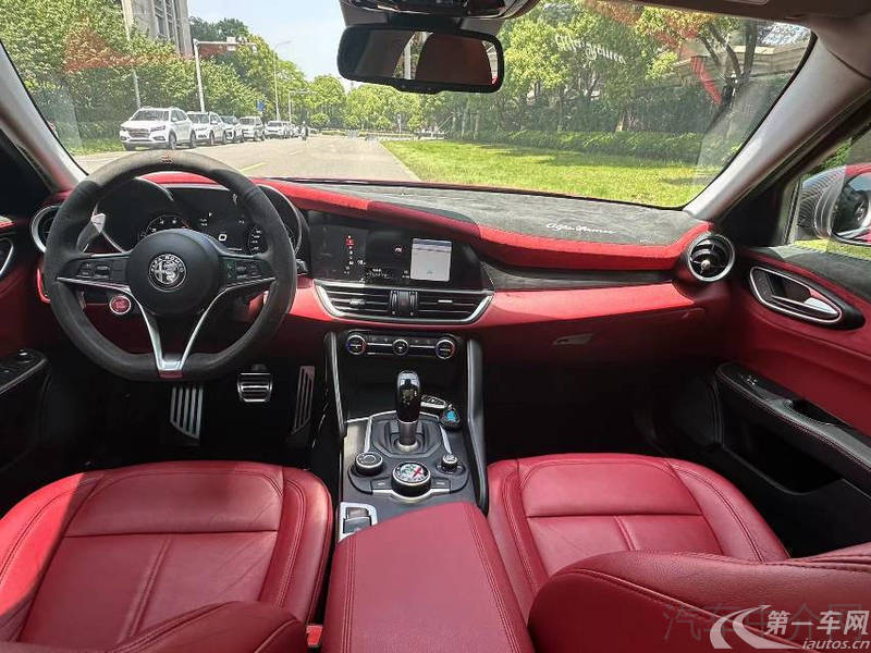 阿尔法罗密欧Giulia [进口] 2018款 2.0T 自动 豪华运动碳纤维限量版 