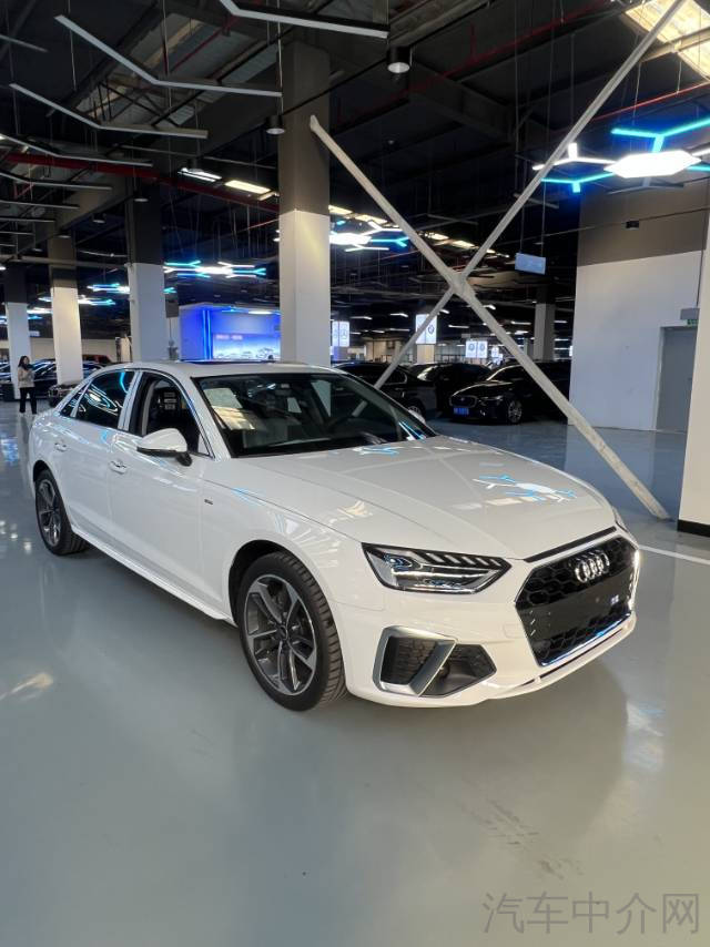 奥迪A4L 2024款 2.0T 自动 时尚动感型 价格0万 