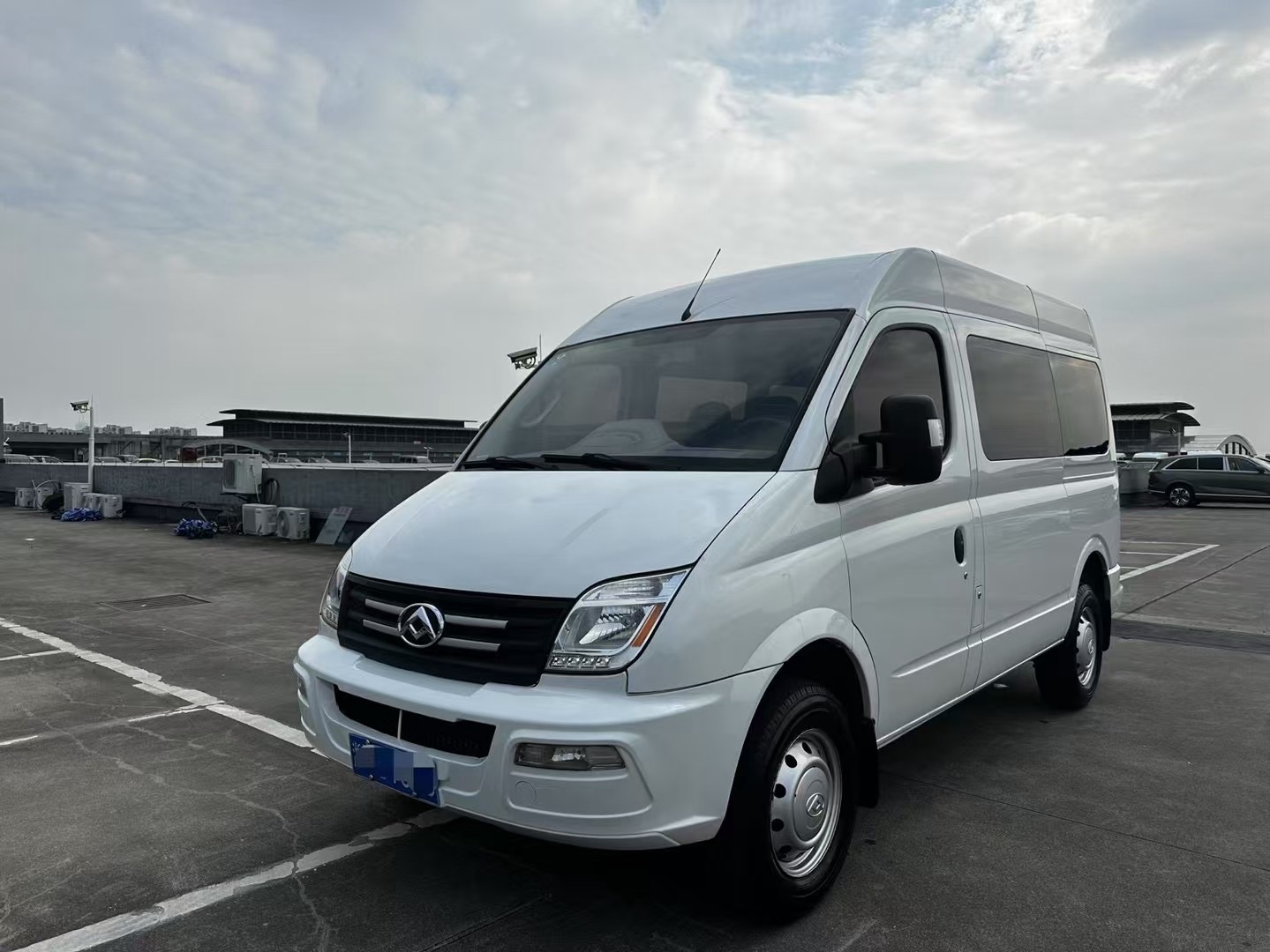 MAXUS迈克萨斯V80 2021款 2.0T 自动 商旅版PLUS中轴中顶三排 价格0万 