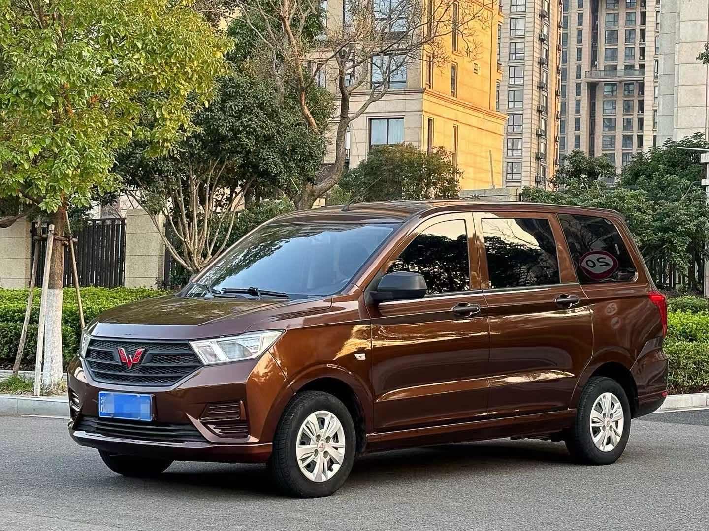 五菱宏光 S 2021款 1.5L 手动 8座 改款舒适型液压助力价格0万