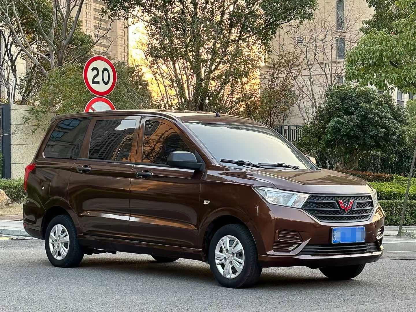 五菱宏光 S 2021款 1.5L 手动 8座 改款舒适型液压助力价格0万 