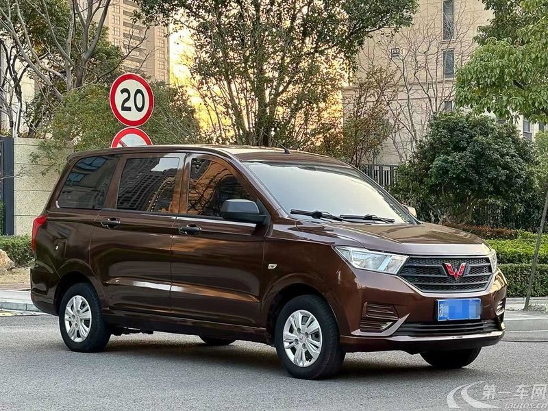 五菱宏光 S 2021款 1.5L 手动 8座 改款舒适型液压助力 