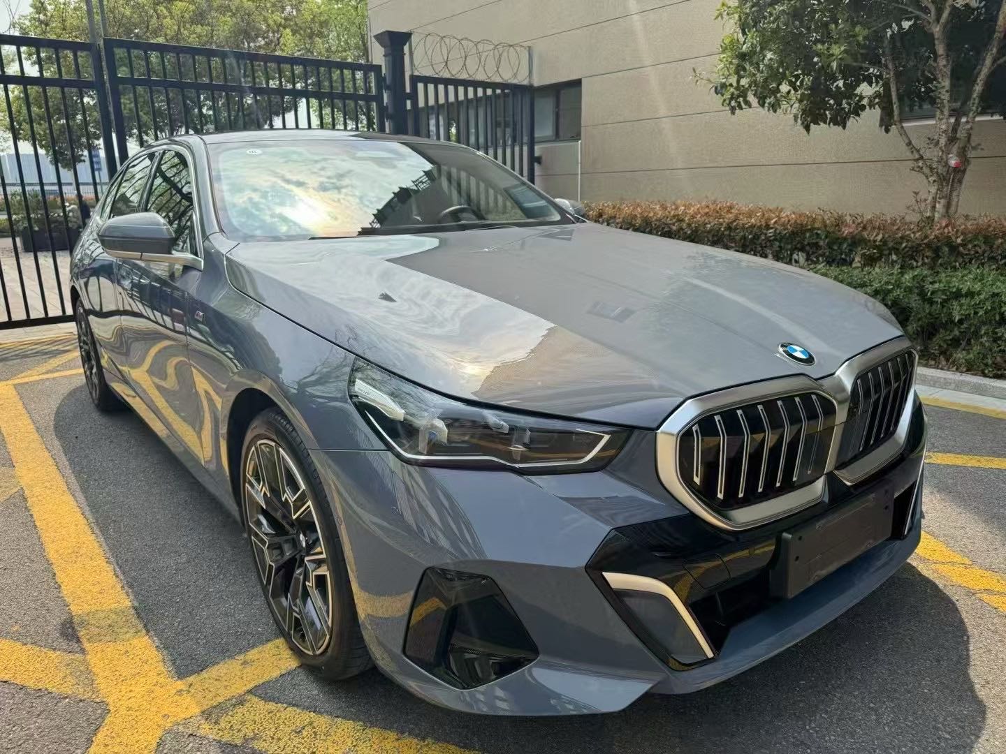 宝马5系 530Li 2025款 2.0T 自动 汽油 尊享型M运动套装 价格0万 