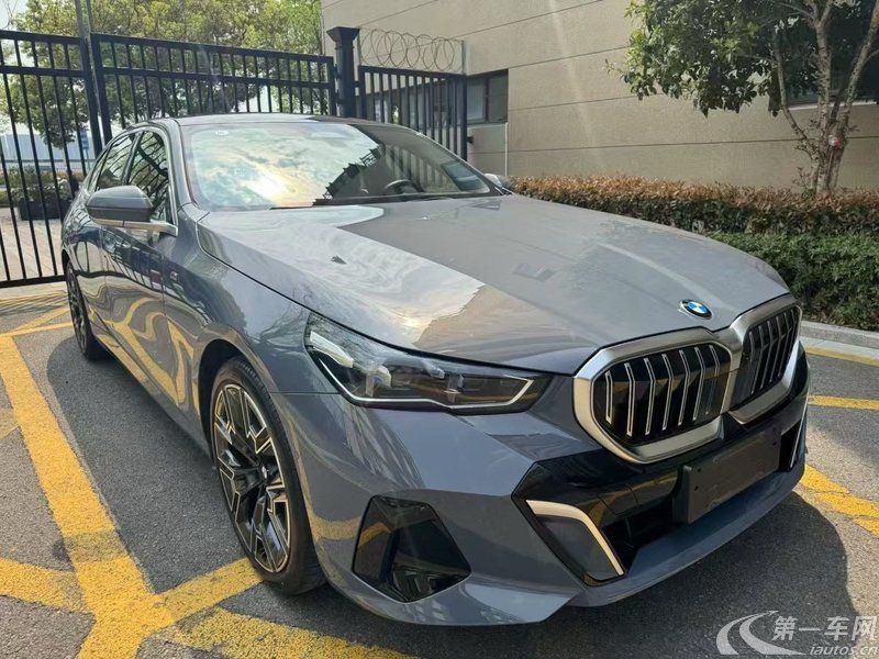 宝马5系 530Li 2025款 2.0T 自动 汽油 尊享型M运动套装 (国Ⅵ) 