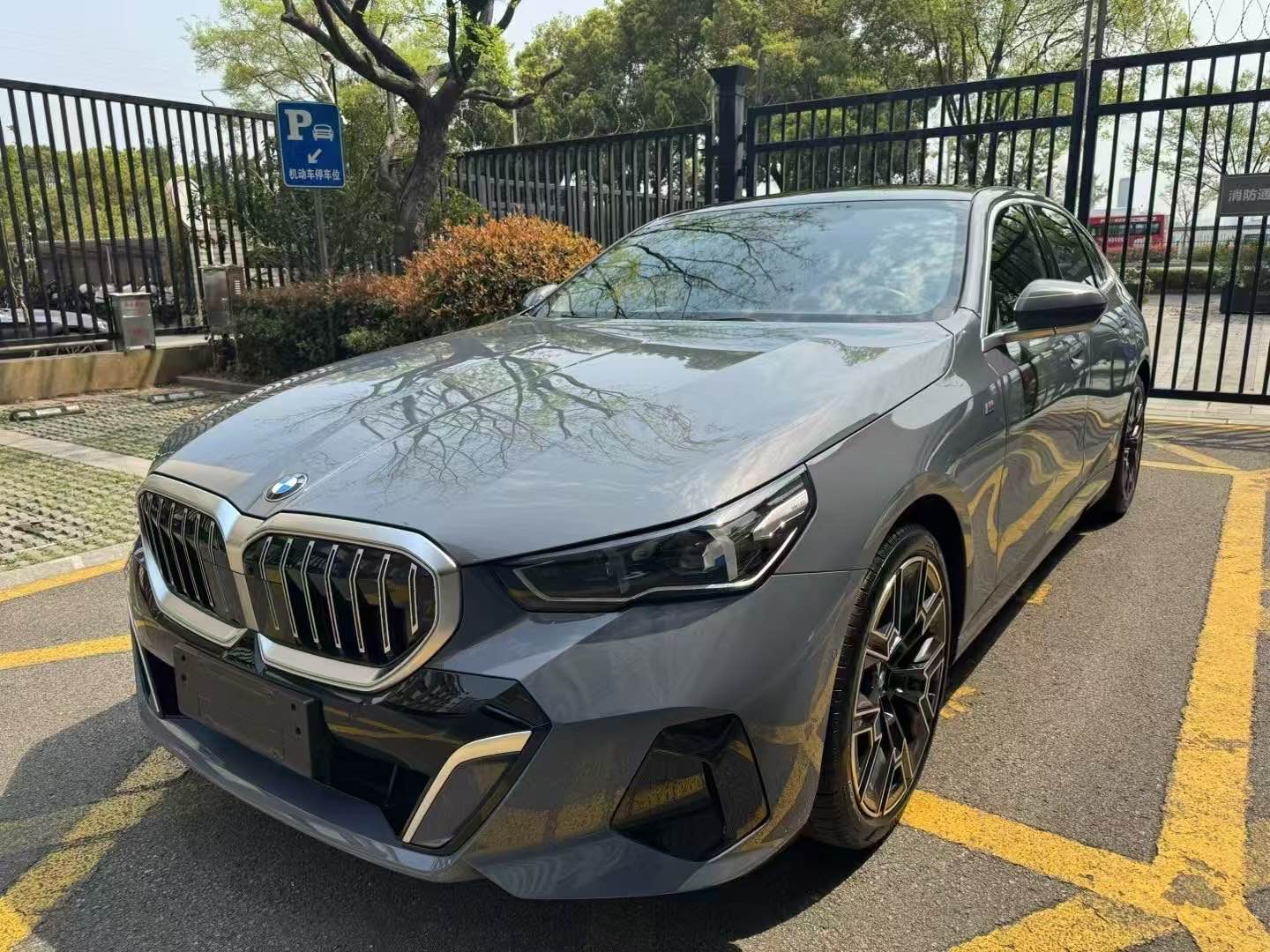 宝马5系 530Li 2025款 2.0T 自动 汽油 尊享型M运动套装 价格0万