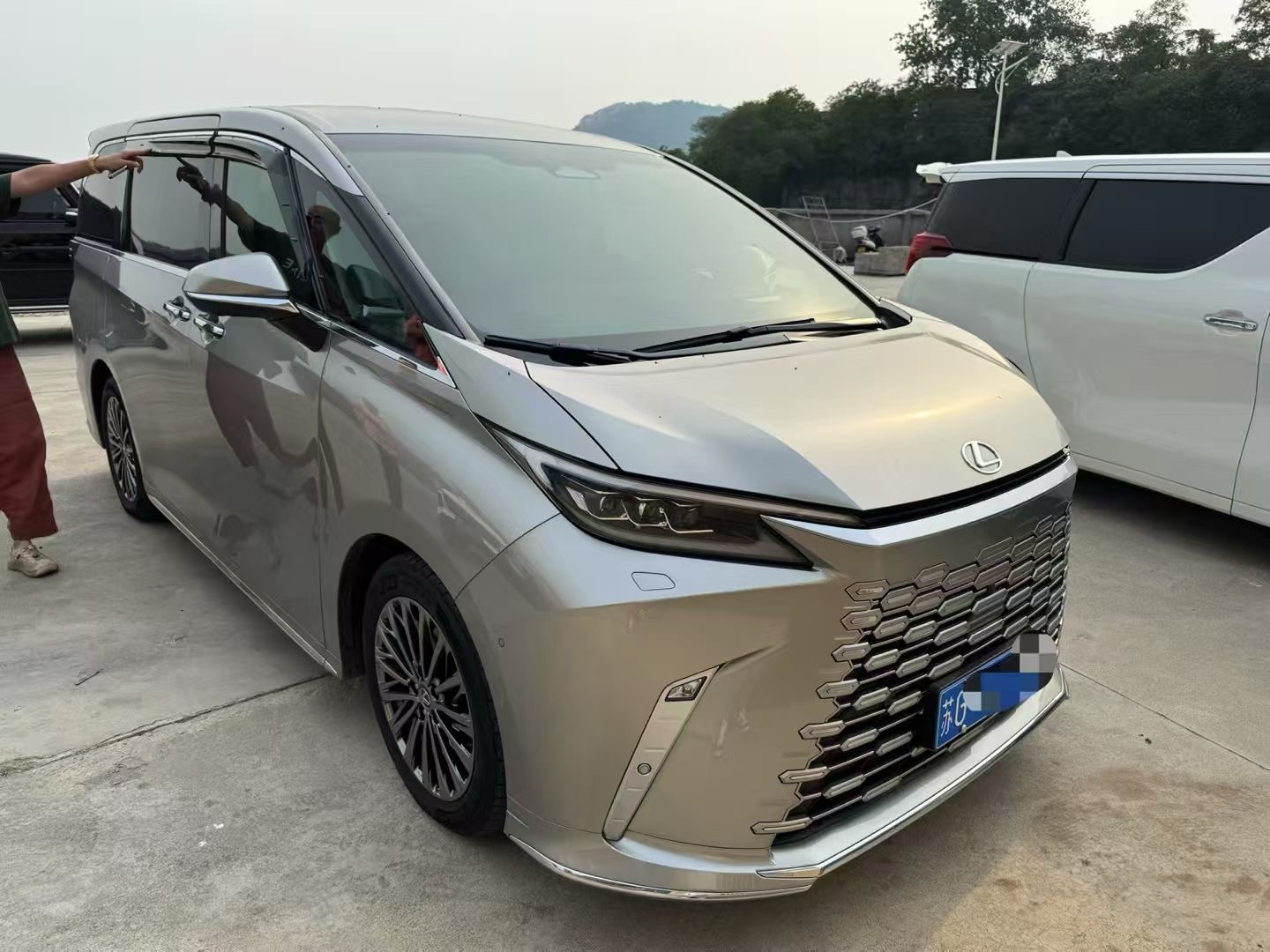 雷克萨斯LM 350 [进口] 2024款 2.5L 自动 欧规版平行进口价格0万 